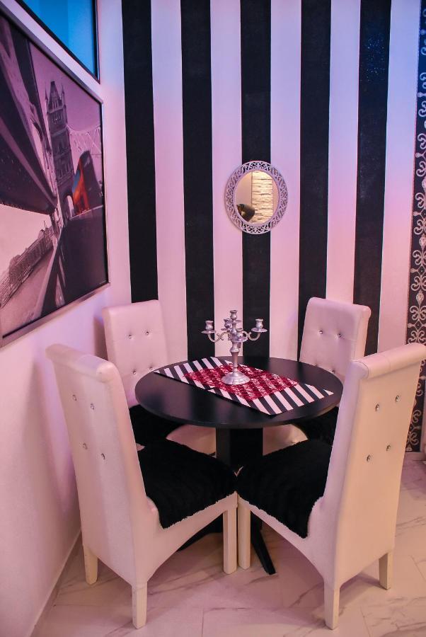 Black & White Belgrado Esterno foto